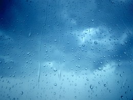 玻璃上的雨珠阴天海报背景