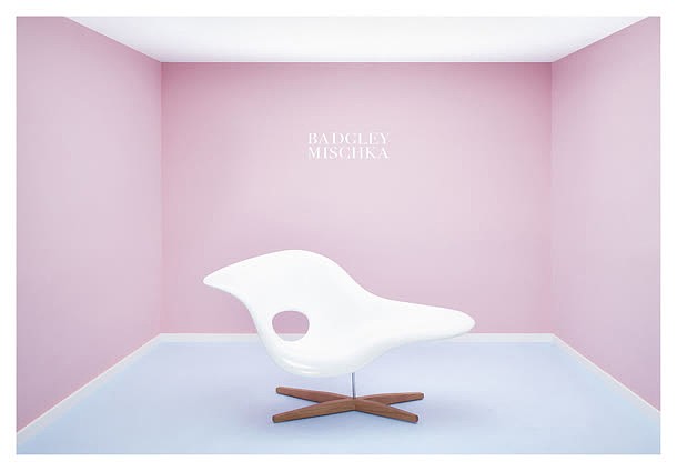 粉色室内白色家具