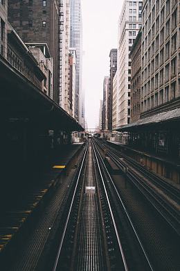 铁道旁的高楼海报背景