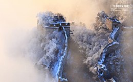 烟雾坍塌的长城海报背景