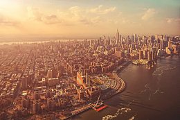 黄昏海岸发达的城市海报背景