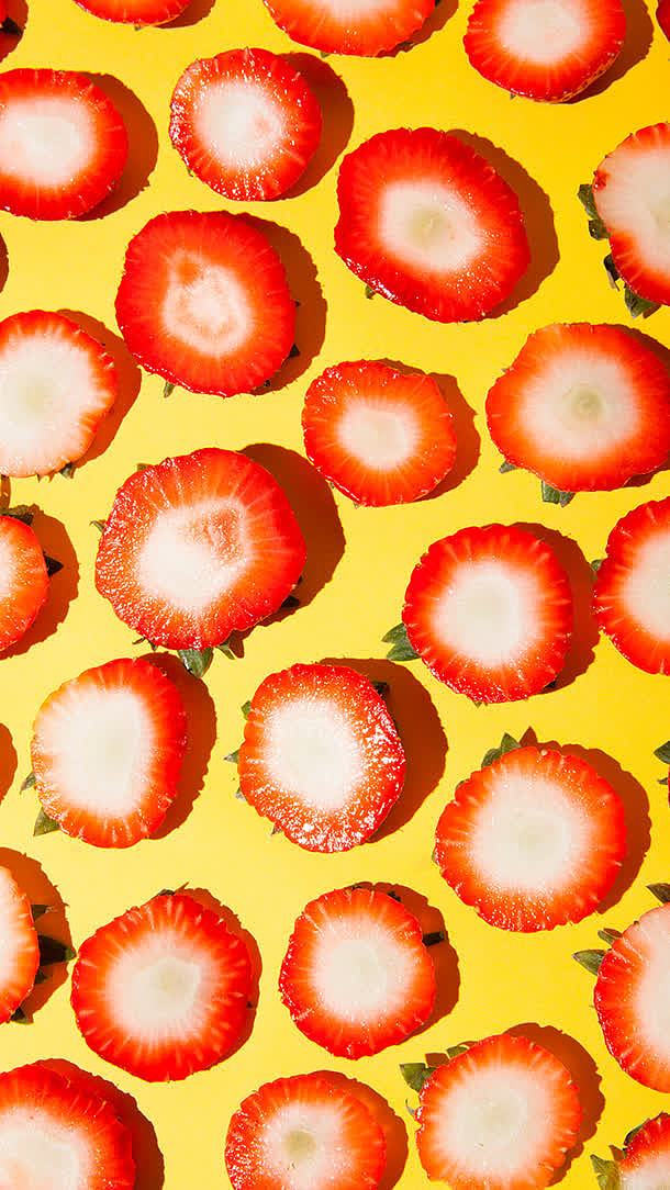 红色圆形草莓截面海报背景