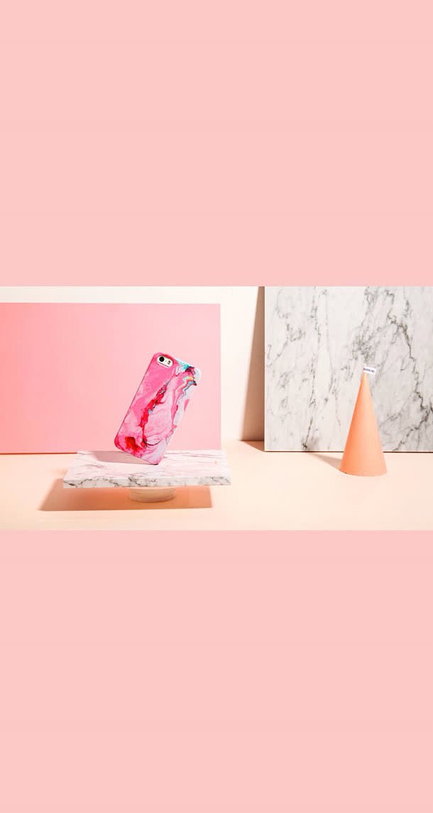 大理石上的粉色手机海报背景