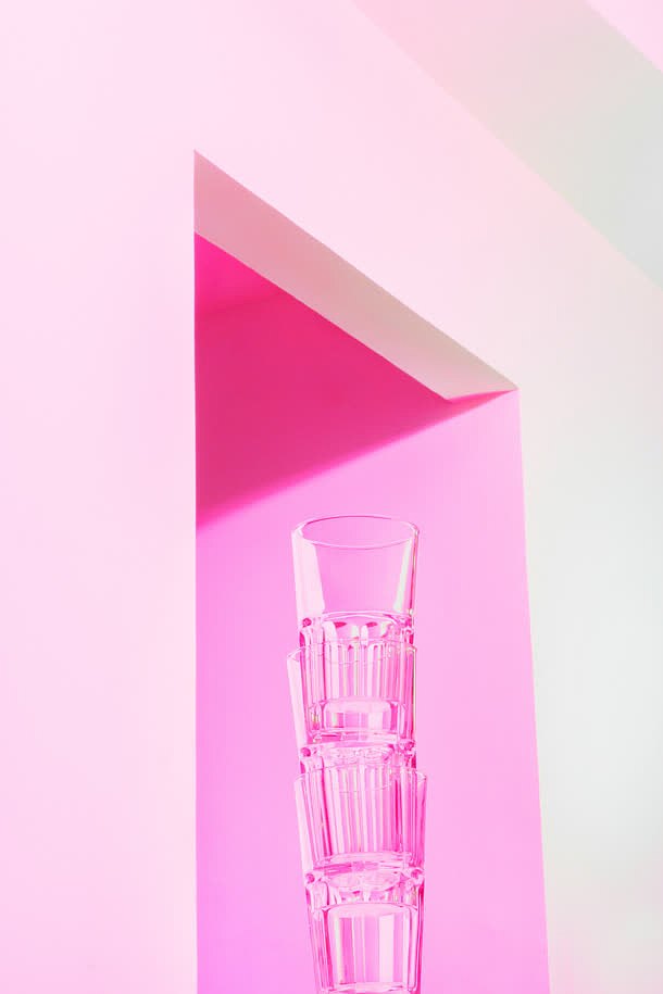 粉色梦幻窗台上的透明水杯