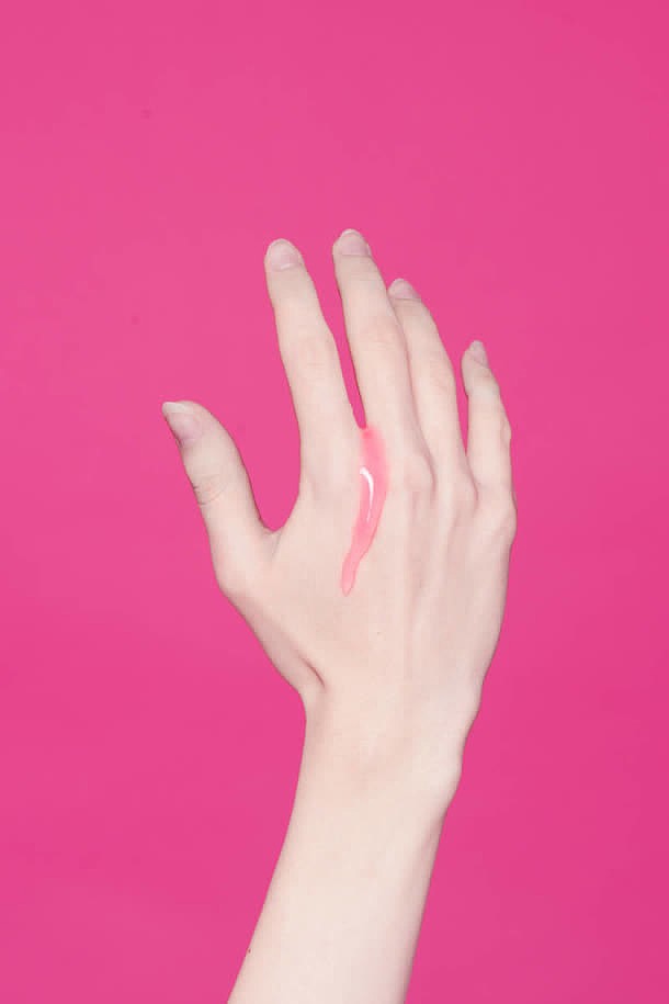 粉色液体的手海报背景