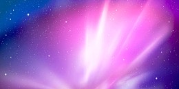 星空中四处迸射的紫白色极光