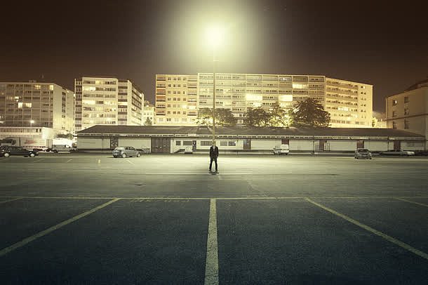 篮球场夜幕下的孤独身影