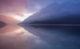 手绘唯美的墨水画高山河水