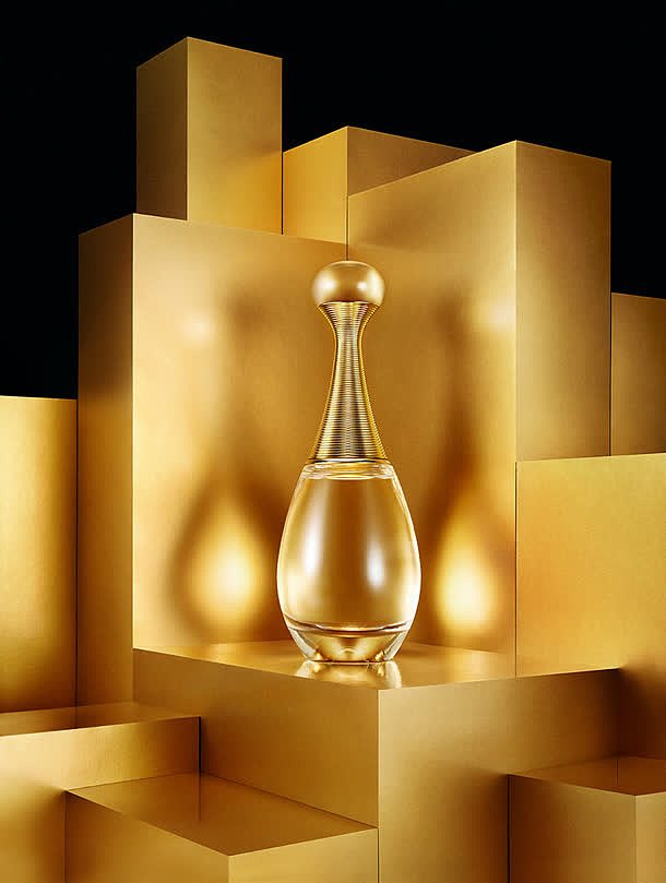 金色礼盒水滴形化妆品瓶海报背景