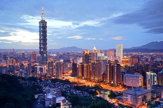 金碧辉煌的城市夜景海报背景