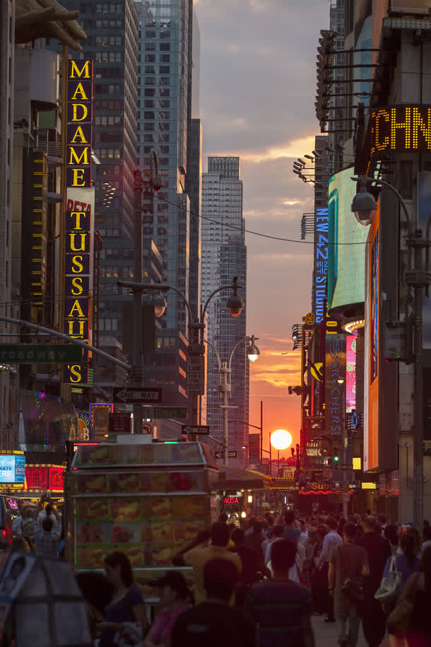 灯红酒绿日落时的城市