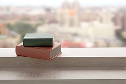 窗台上的书籍海报背景