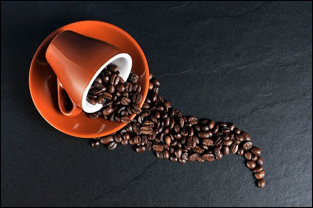 咖啡豆黑色背景图片