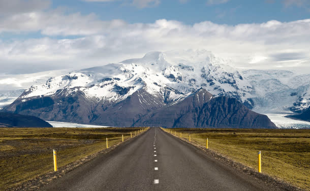 蓝天白云下的雪山公路