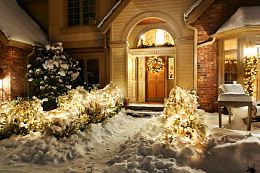 冬季雪夜房间门前海报背景