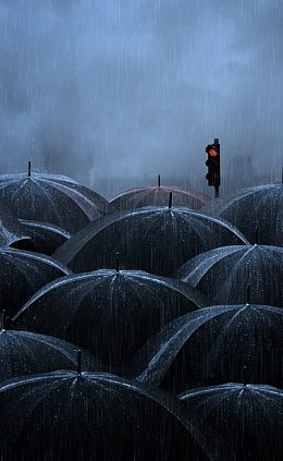 红灯下雨的天空交错的伞