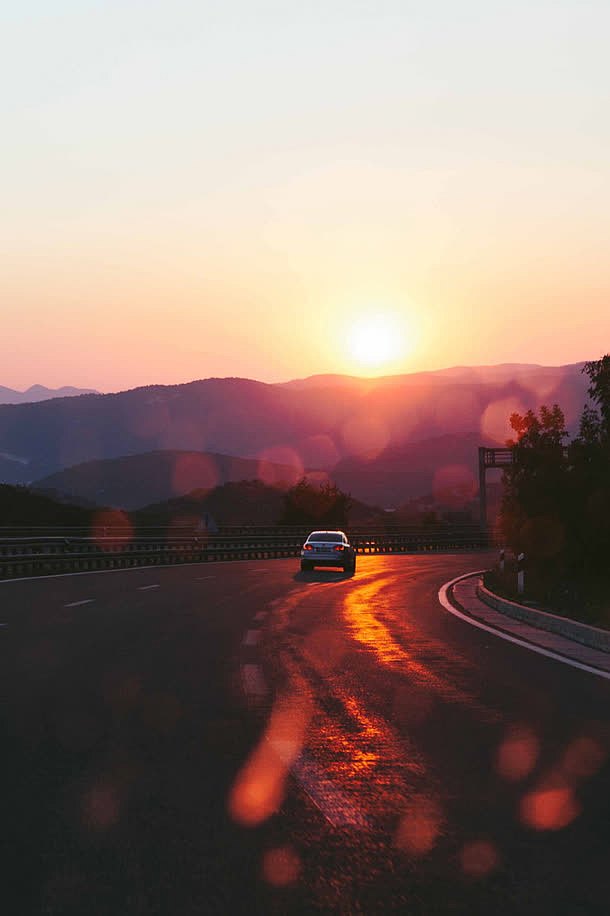 山里的夕阳与汽车