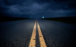 黑夜延伸至远方的路