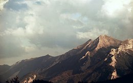 阴天雪山高山海报背景壮阔