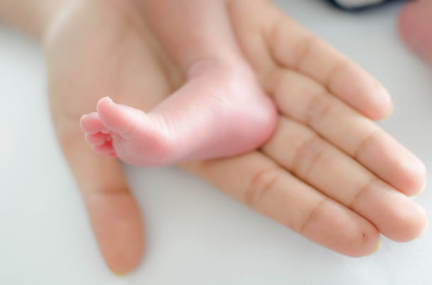 父母的大手与孩子的小脚