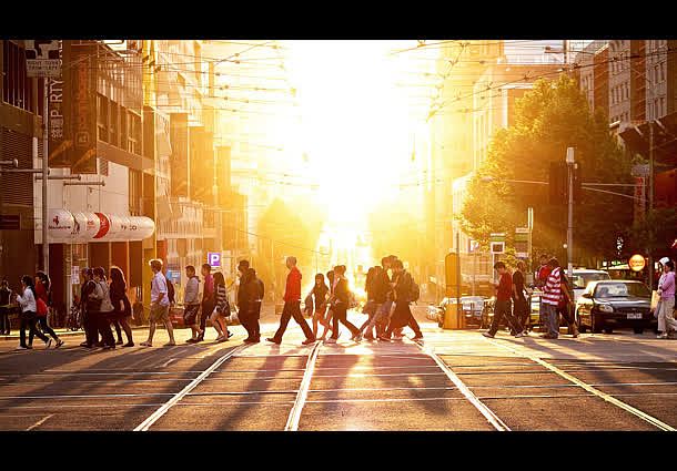 繁华都市行人过马路黄色太阳光光效