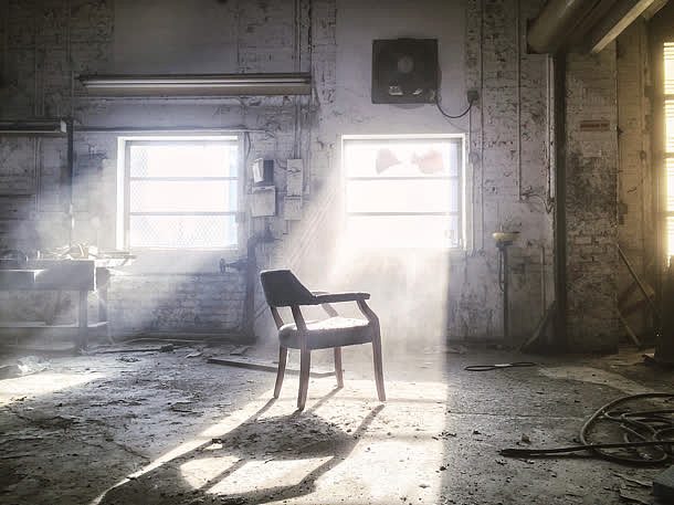 破旧的房屋一把毅力的椅子光束