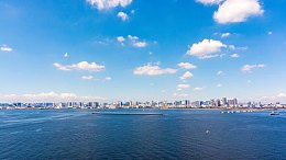 蓝色天空海面繁华都市高清摄影