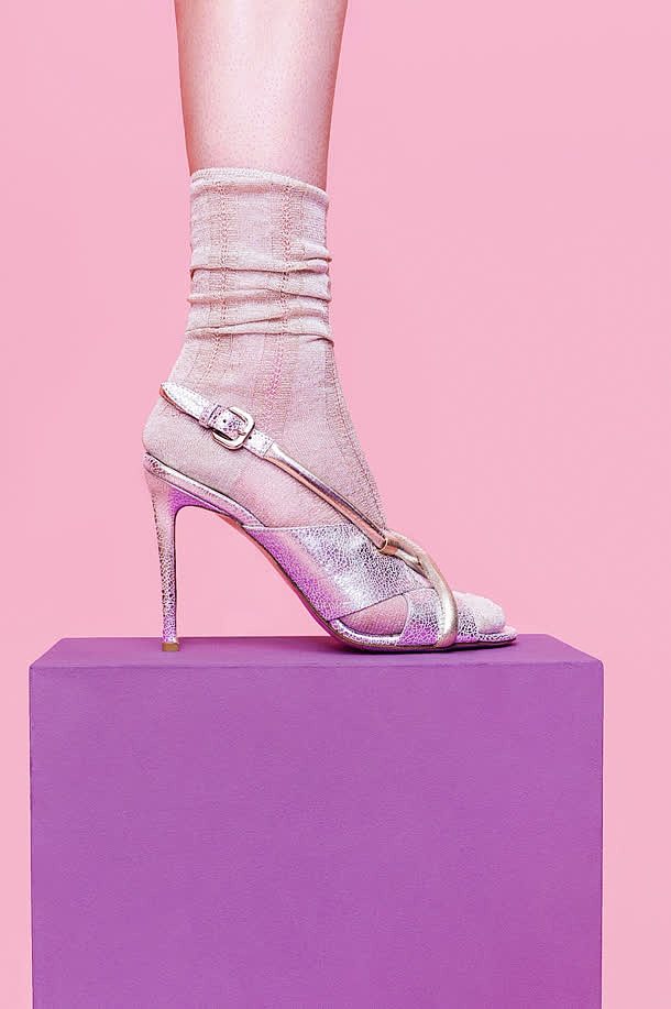 粉色海报高跟鞋袜子