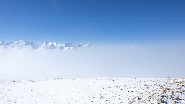 蓝色天空地面雪山高清摄影