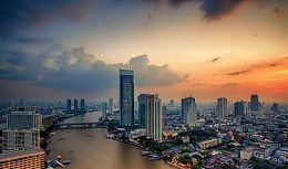 黄昏下的城市风光