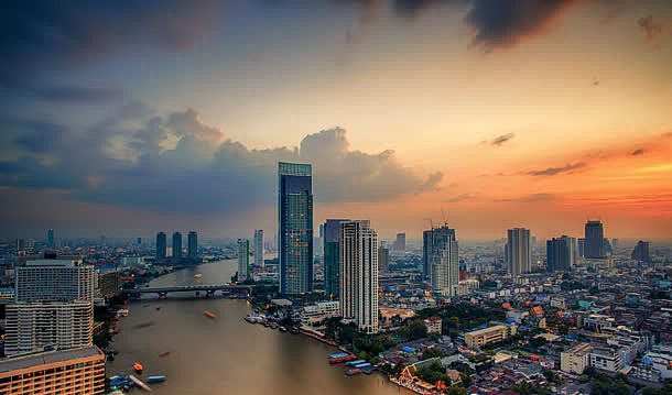 黄昏下的城市风光