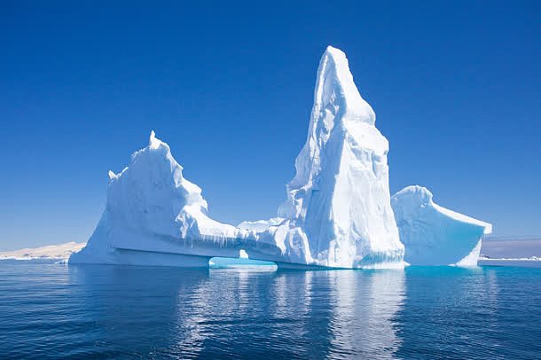 海洋上漂浮的冰山摄影图
