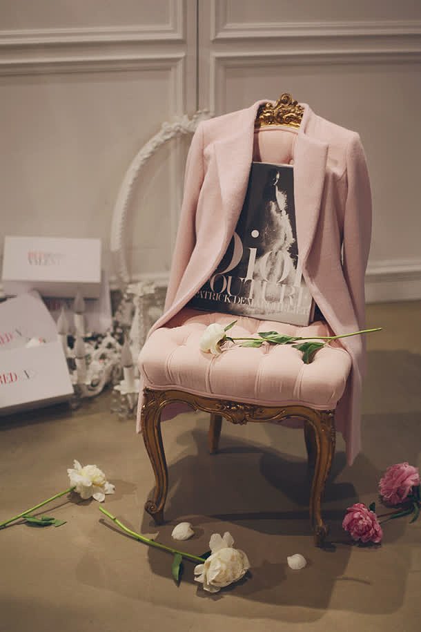 粉色外套椅子素材