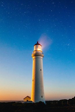 蓝色星空海边灯塔