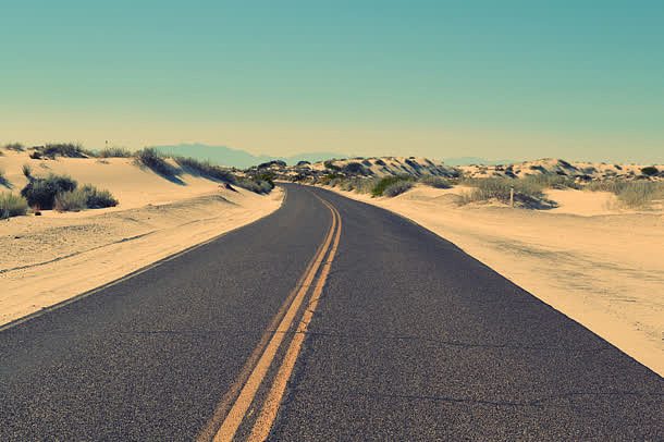 蜿蜒公路蓝天沙漠