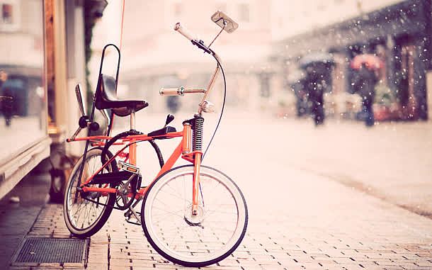 下雪街道红色自行车