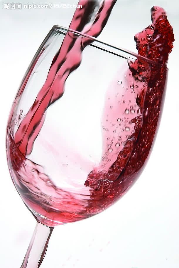 透明高脚杯红色葡萄酒
