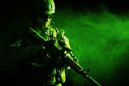 拿着冲锋枪的战士