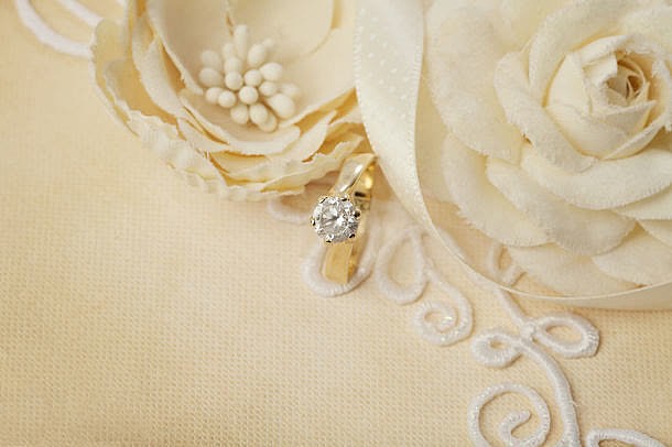 钻石戒指和丝质假花