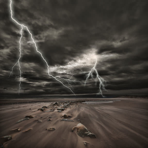 海滩与乌云闪电