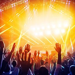酒吧里狂欢舞动的人