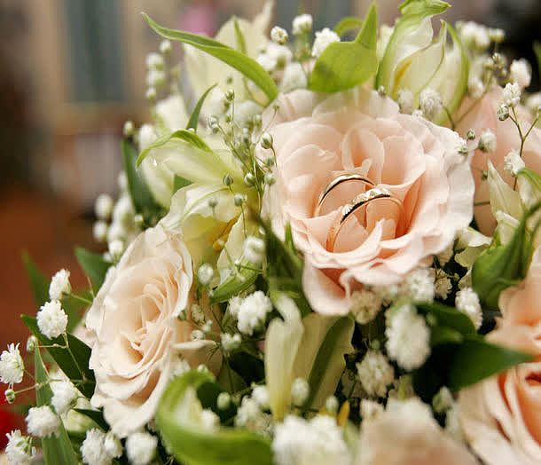 结婚戒指与鲜花