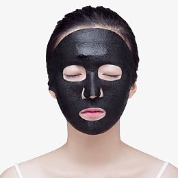 免扣人物敷面膜的美女