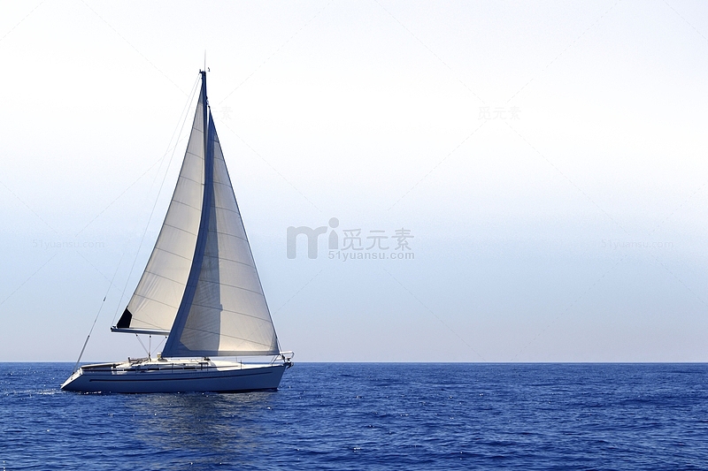 一辆航行在蓝色大海上的帆船