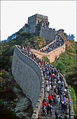 人山人海登长城景象