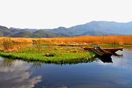 泸沽湖岸边风景