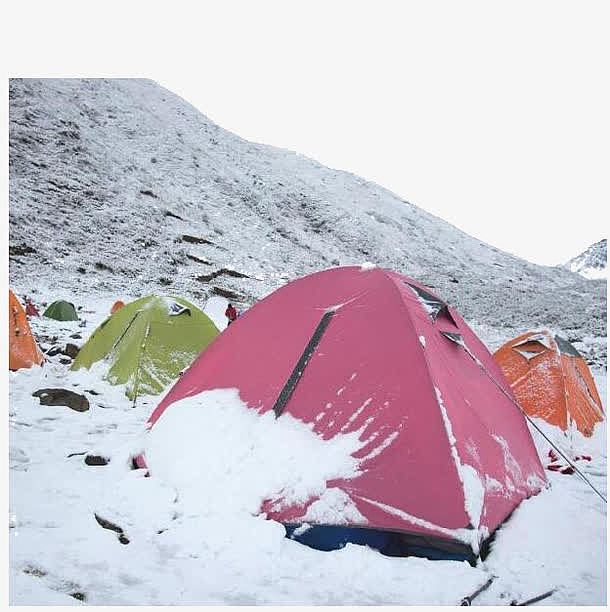 雪山里的帐篷