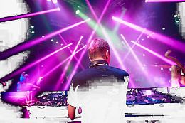 热烈的演唱会舞台人群