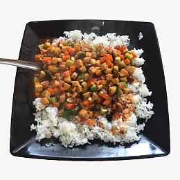 热气腾腾的宫保鸡丁盖饭