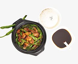 俯拍尖椒黄焖鸡米饭